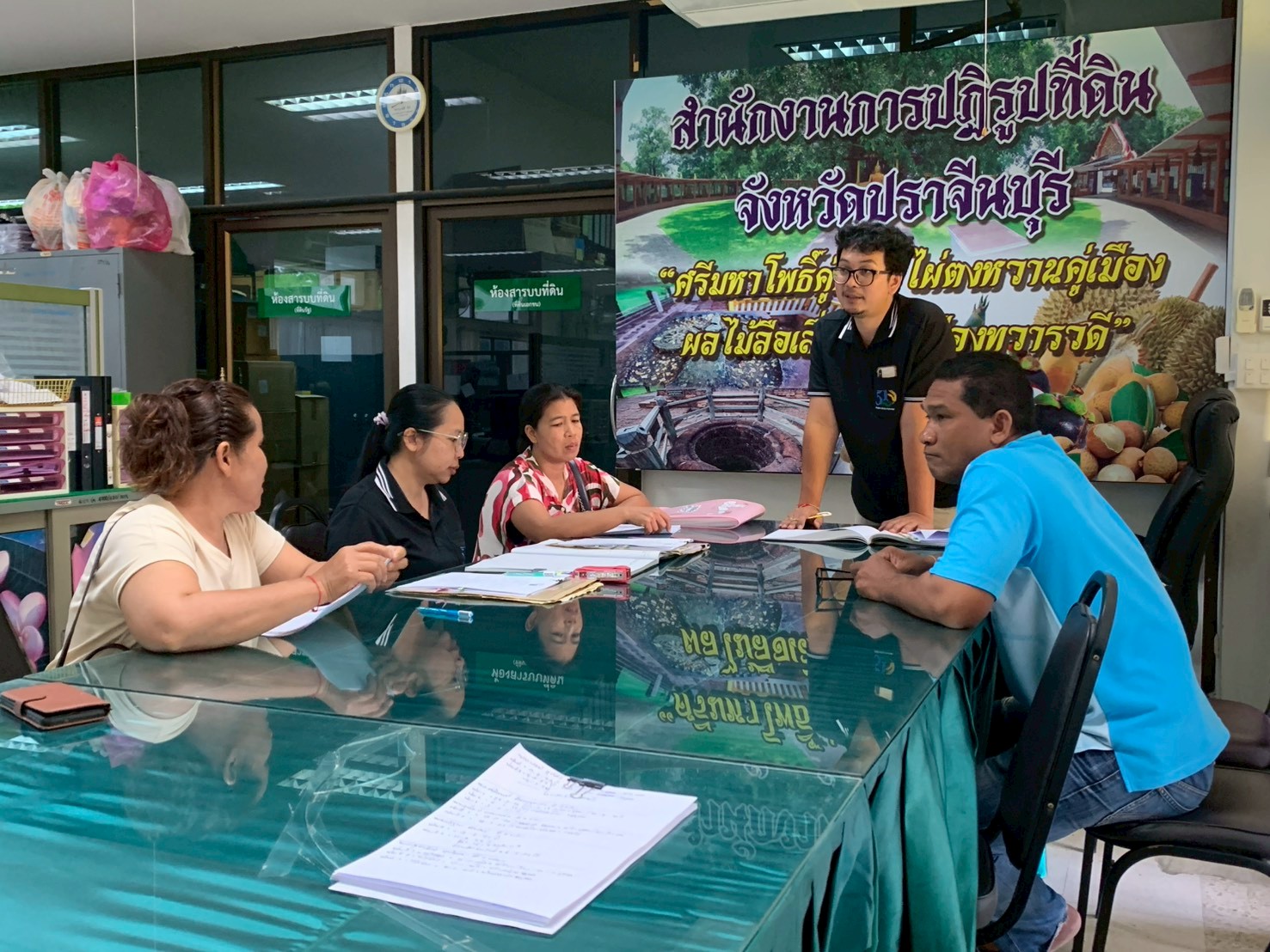 title - วันที่ 26 มีนาคม 2569 นายวิทูล ประดิษฐบุญ ปฏิรูปที่ดินจังหวัดปราจีนบุรี  พร้อมด้วย นายภูมินทร์ โพธิ์ชูชัชวาล ผู้จัดการธนาคารเพื่อการเกษตรและสหกรณ์การเกษตร(ธ.ก.ส.) สาขาวังท่าช้าง  ได้มาตรวจเยี่ยมช่วยอำนวยความสะดวกแก่เกษตรกรที่เข้ามาใช้บริการ ณ สำนักงานการปฏิรูปที่ดินจังหวัดปราจีนบุรี ชั้น 3 ศาลากลางจังหวัดปราจีนบุรี